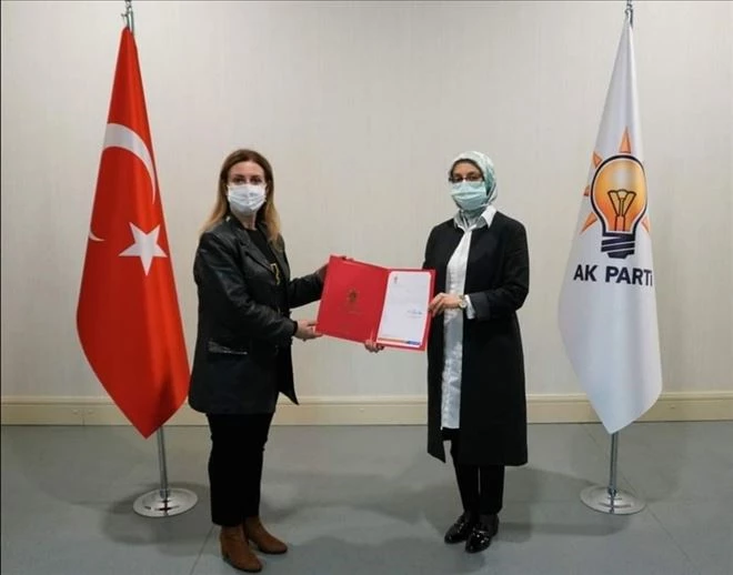 AK Parti Kadın Kolları Başkanı Koşan, mazbatasını aldı 