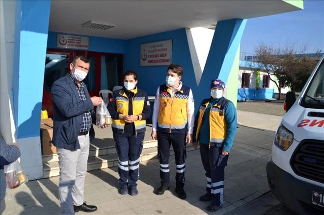 112 Acil Servis çalışanlarına bal ikram edildi 
