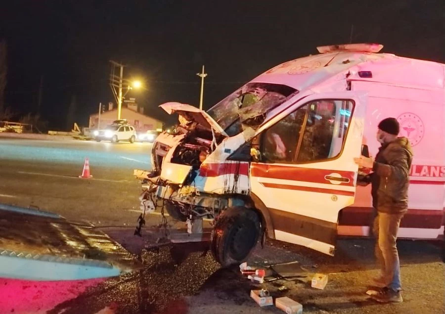 Edremit’te ambulansın da karıştığı kazada 4 kişi yaralandı 
