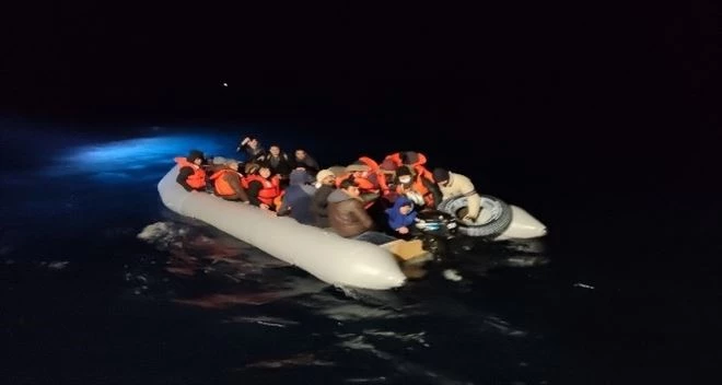 Ayvalık´ta 48 mülteci boğulmak üzere iken kurtarıldı 
