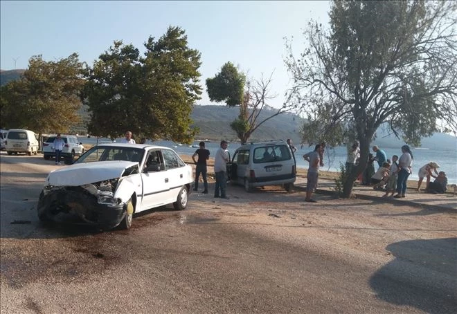 Erdek-Bandırma karayolu  Edincik Kavşağı´nda kaza: 8 yaralı 