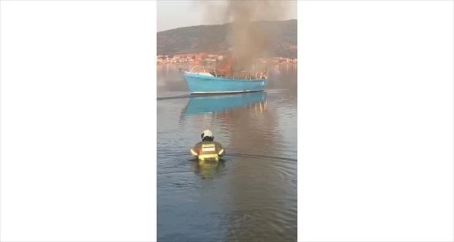 Ayvalık´ta özel bir tekne alev alev yandı 