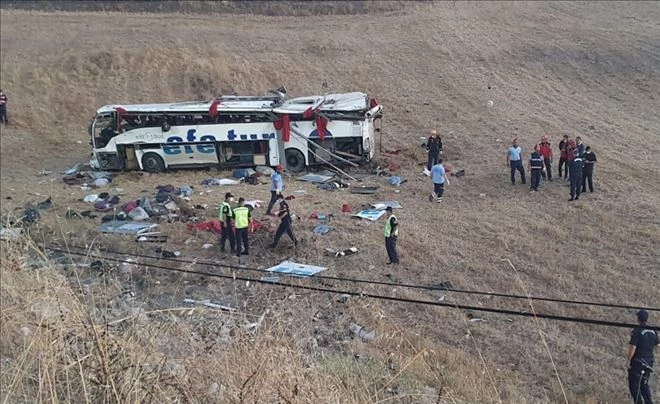 Seyir halindeki yolcu otobüsü şarampole uçtu: 15 ölü 17 yaralı 