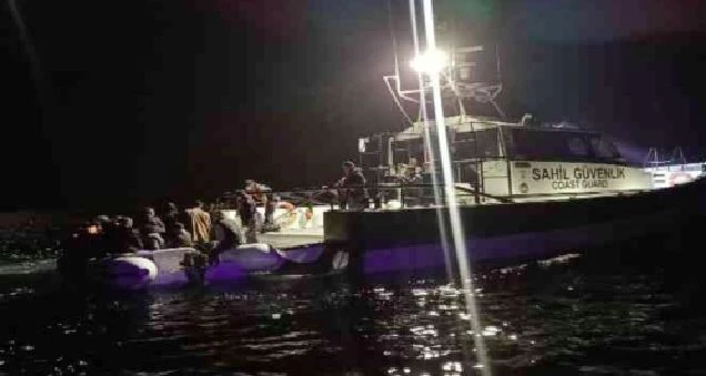 Ayvalık açıklarında 25 düzensiz göçmen kurtarıldı 
