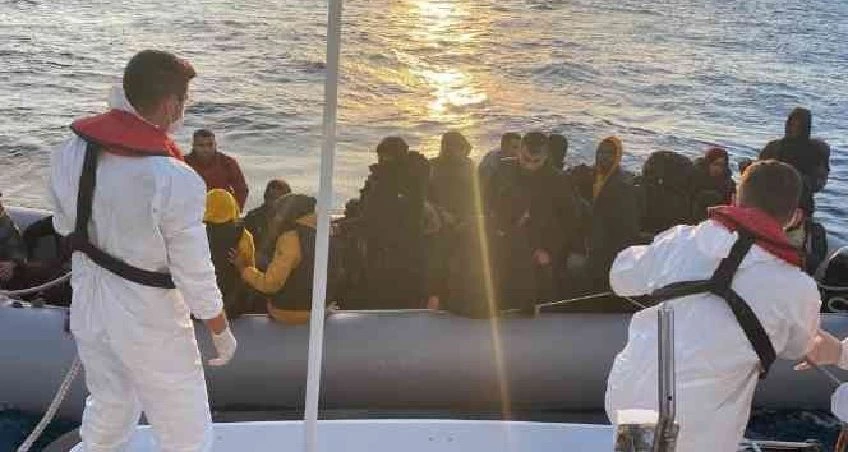 Ayvalık açıklarında 28 düzensiz göçmen yakalandı