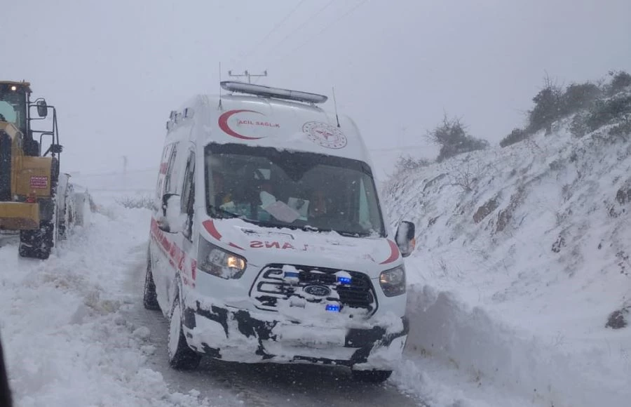 Kar nedeniyle yolda kalan ambulansa belediye ekipleri yetişti 