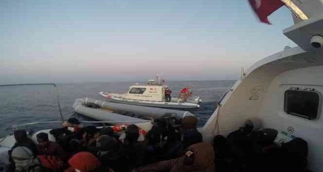  Ayvalık açıklarında 30 düzensiz göçmen kurtarıldı 