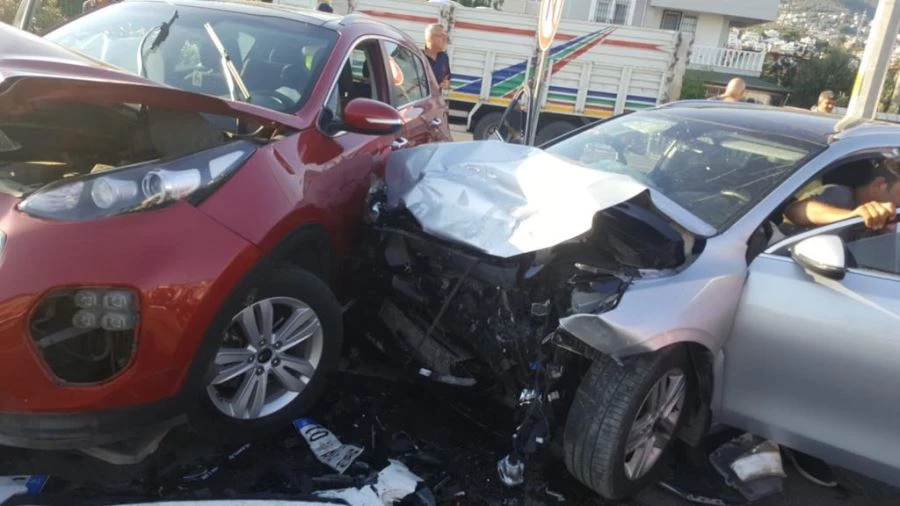 Edremit-Altınoluk’ta zincirleme trafik kazası: 4 yaralı 