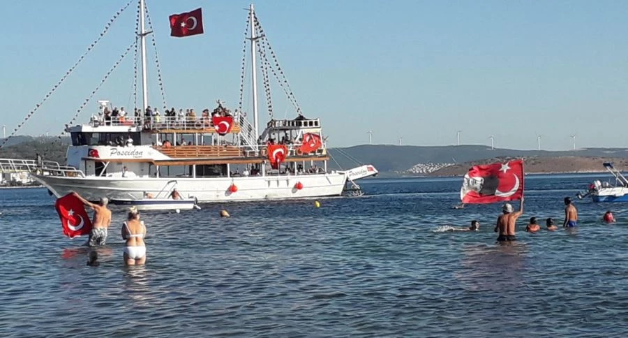 Gezi teknesi yolcularını İzmir Marşı ile coşturuyor  