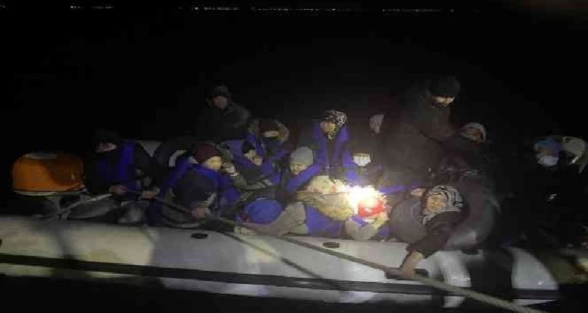 Ayvalık açıklarında 22 düzensiz göçmen yakalandı 