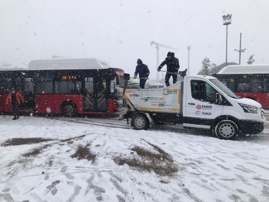 Karesi Belediyesi karla mücadele çalışmaları kesintisiz sürüyor 