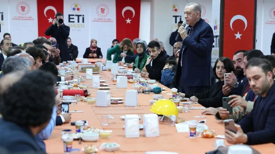 Cumhurbaşkanı Erdoğan, depremzede vatandaşlarla beraber yemek yedi 