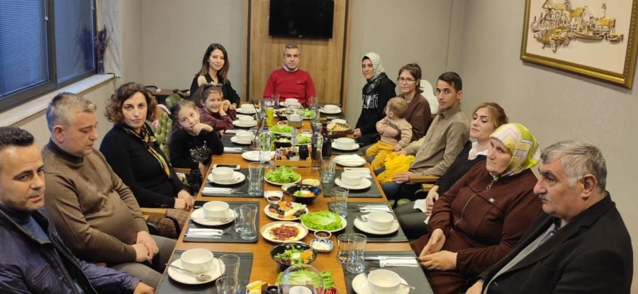 Kaymakam Atasoy, depremzede aileyi iftar yemeğinde ağırladı 