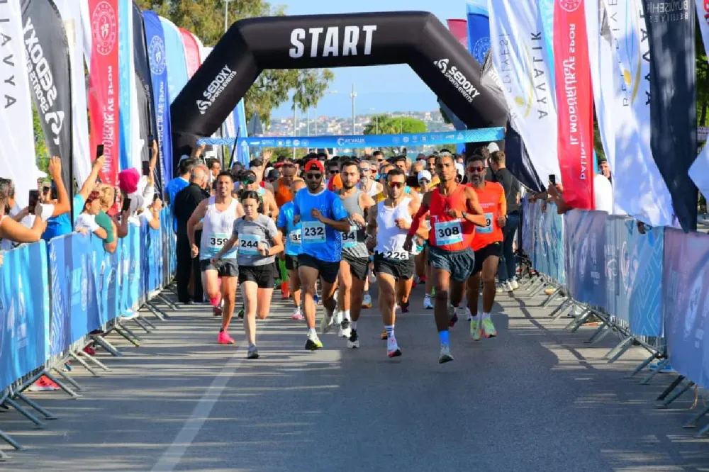 Ayvalık’ta “Kurtuluş Yarı Maratonu” düzenlendi 